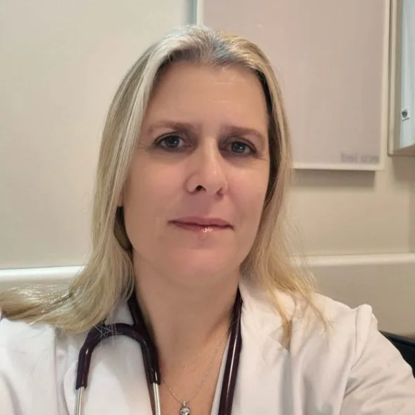 Dra. Lorena Balletti, cardióloga, en su consultorio de Avellaneda Centro